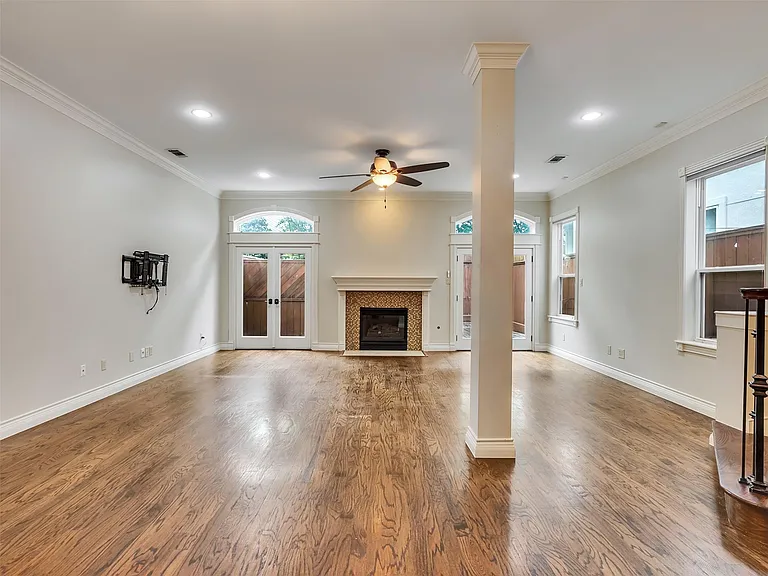 918 Knox St — Photo 10