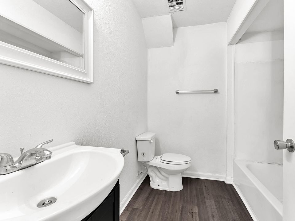 13th image of 827 E Garfield Street
