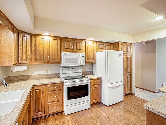 4th image of 1425-6 Pembroke Cir