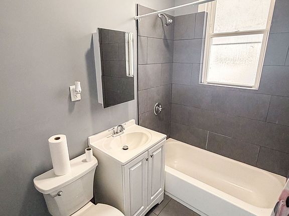 4th image of 1426 S Avers Ave #2
