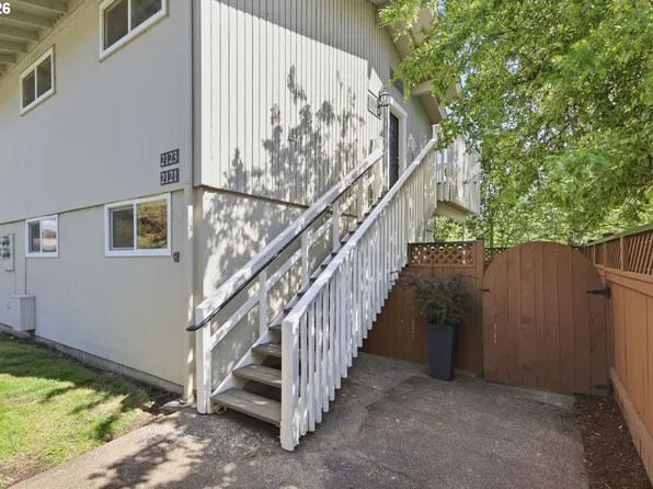 2121 W 15th Ct, Eugene, OR 97402