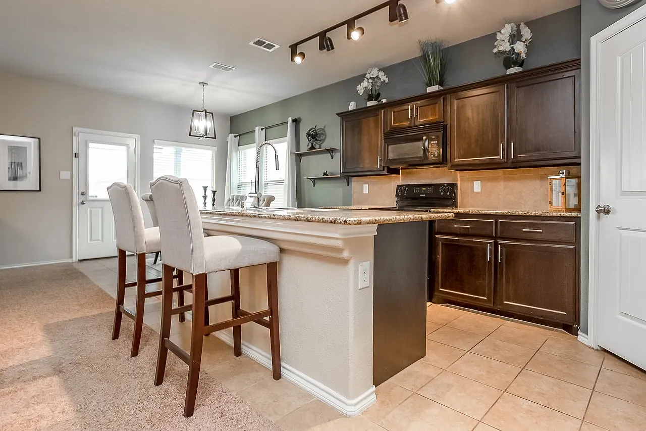 4 bed, 2.5 bath, 2079 sqft, $2,999 — Photo 4