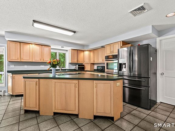 3rd image of 8 Pond View Road
