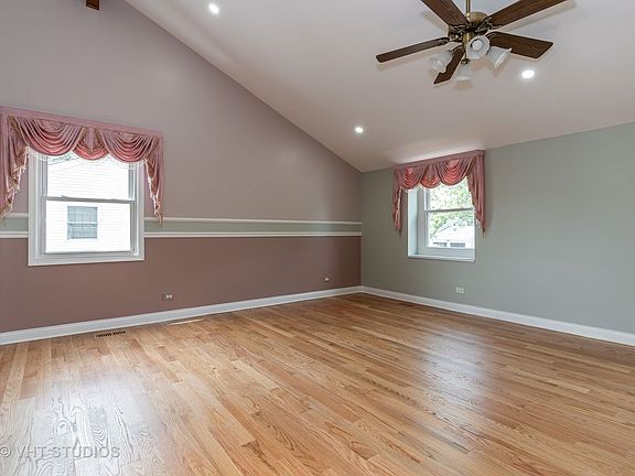 3rd image of 433 Bristol Ln