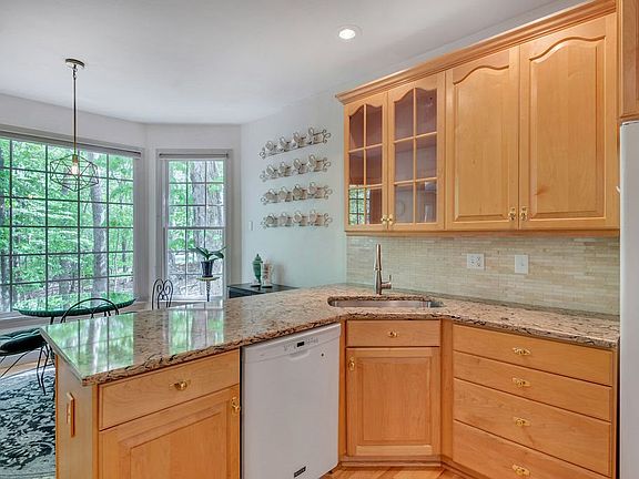 5th image of 25 W Lake Forest Dr