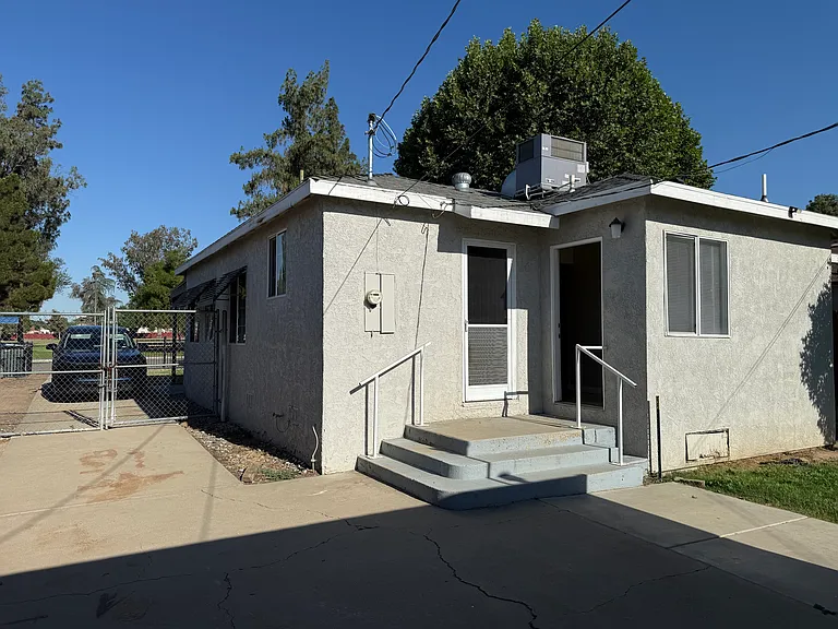 1024 Doyle St — Photo 3