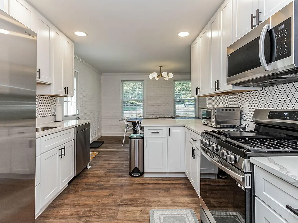 2411 Jackson Pkwy