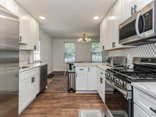 2411 Jackson Pkwy, Vienna, VA 22180