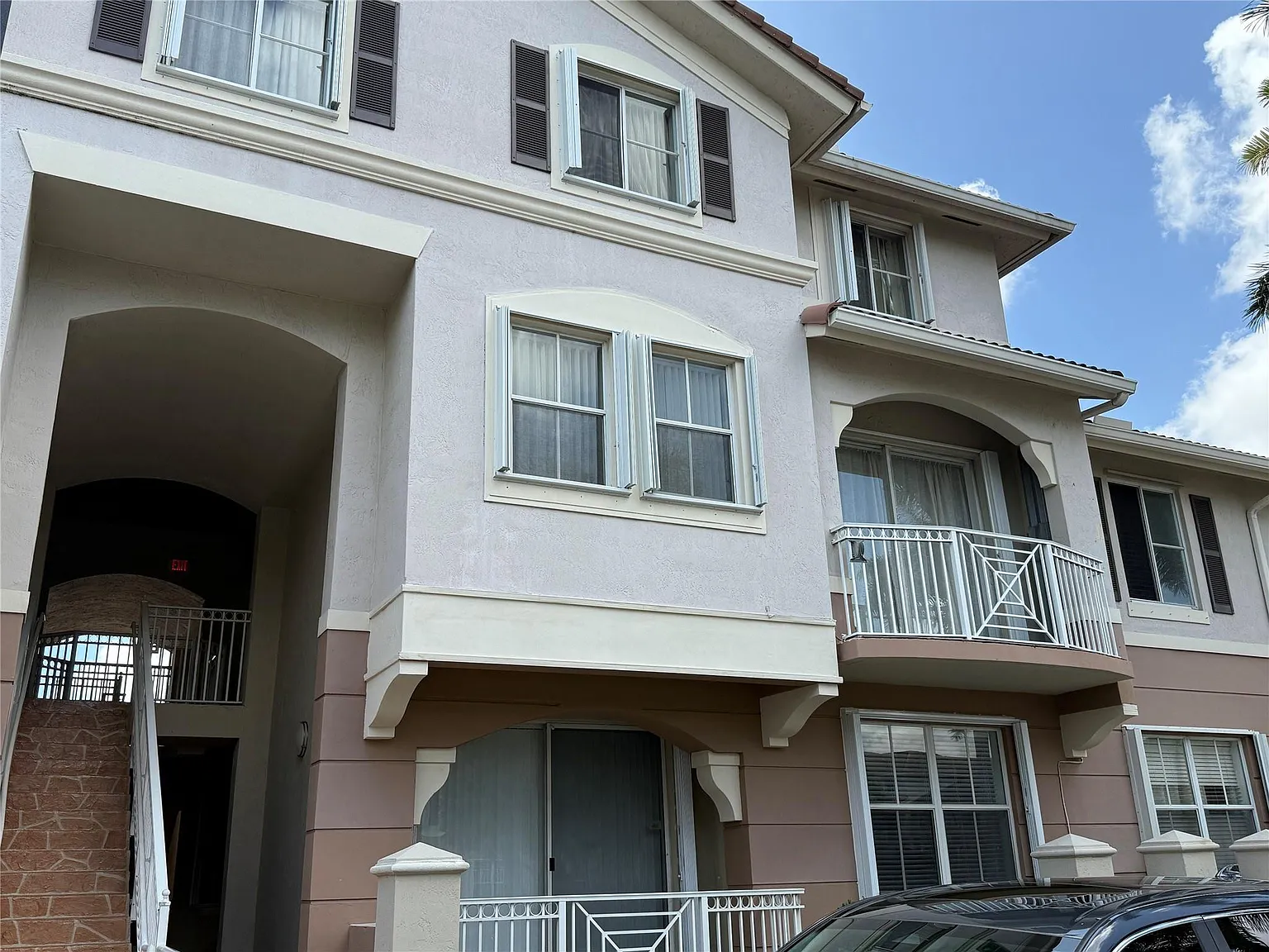 3 bed, 2.5 bath, 1385 sqft, $2,900 — Photo 1