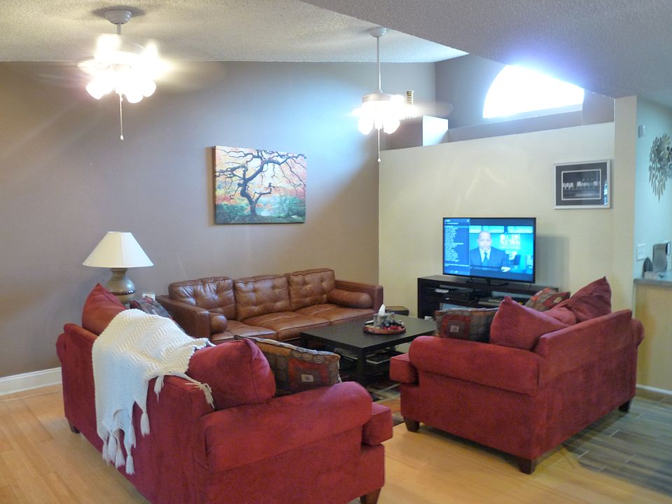 Living room w/vaulted ceilin