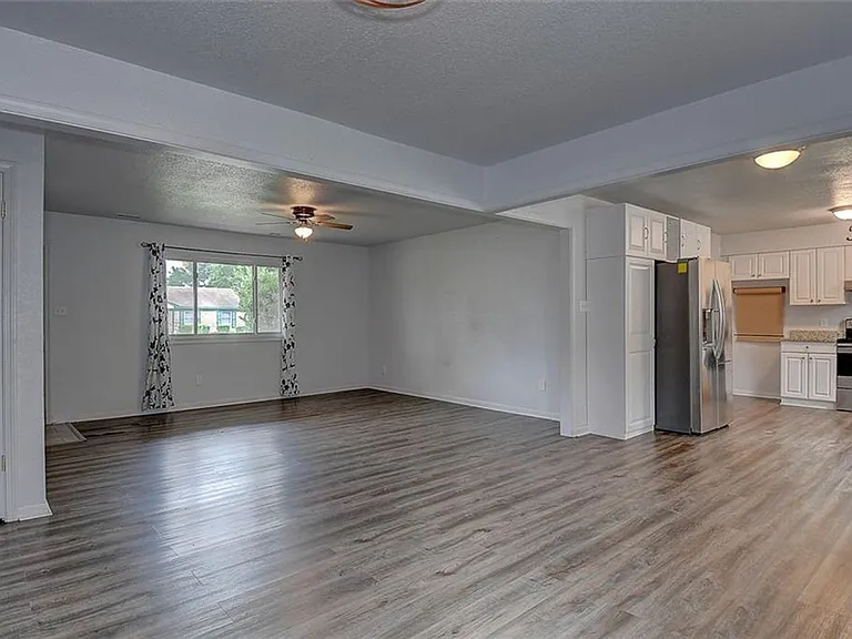 1093 Salisbury Dr — Photo 6
