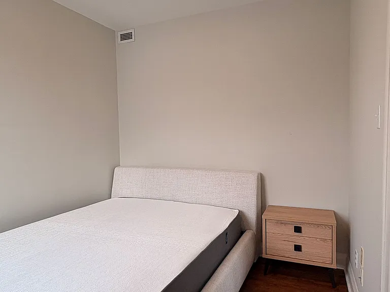 64 Simcoe St N #1 — Photo 9