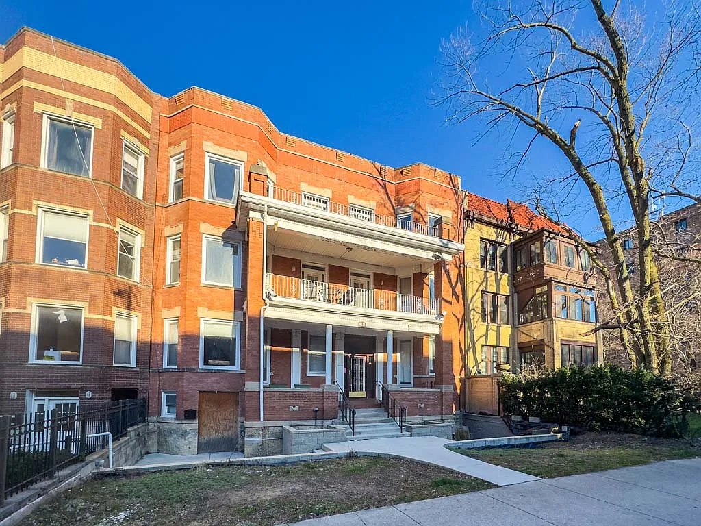 Appealing 3 Bed, 2 Bath at Sheridan + Columbia (Rogers Park) — Photo 1