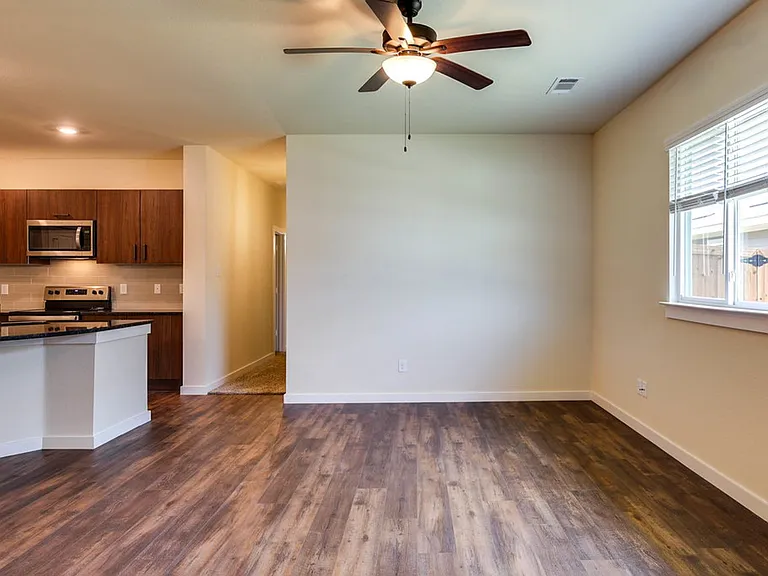 648 Blackland Dr — Photo 12