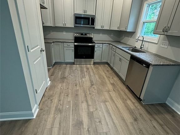3rd image of 360 Summer Hill Rd