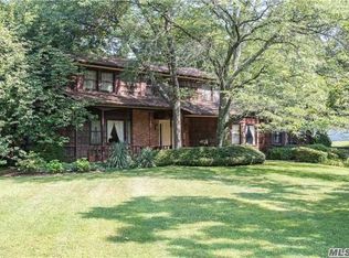 17 Farm Ct, Syosset, NY 11791