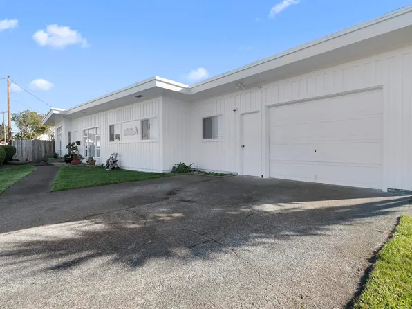 727 11th St, Crescent City, CA 95531