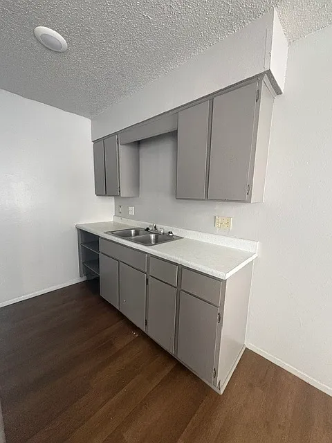 2 bed, 750 sqft, $550 — Photo 2