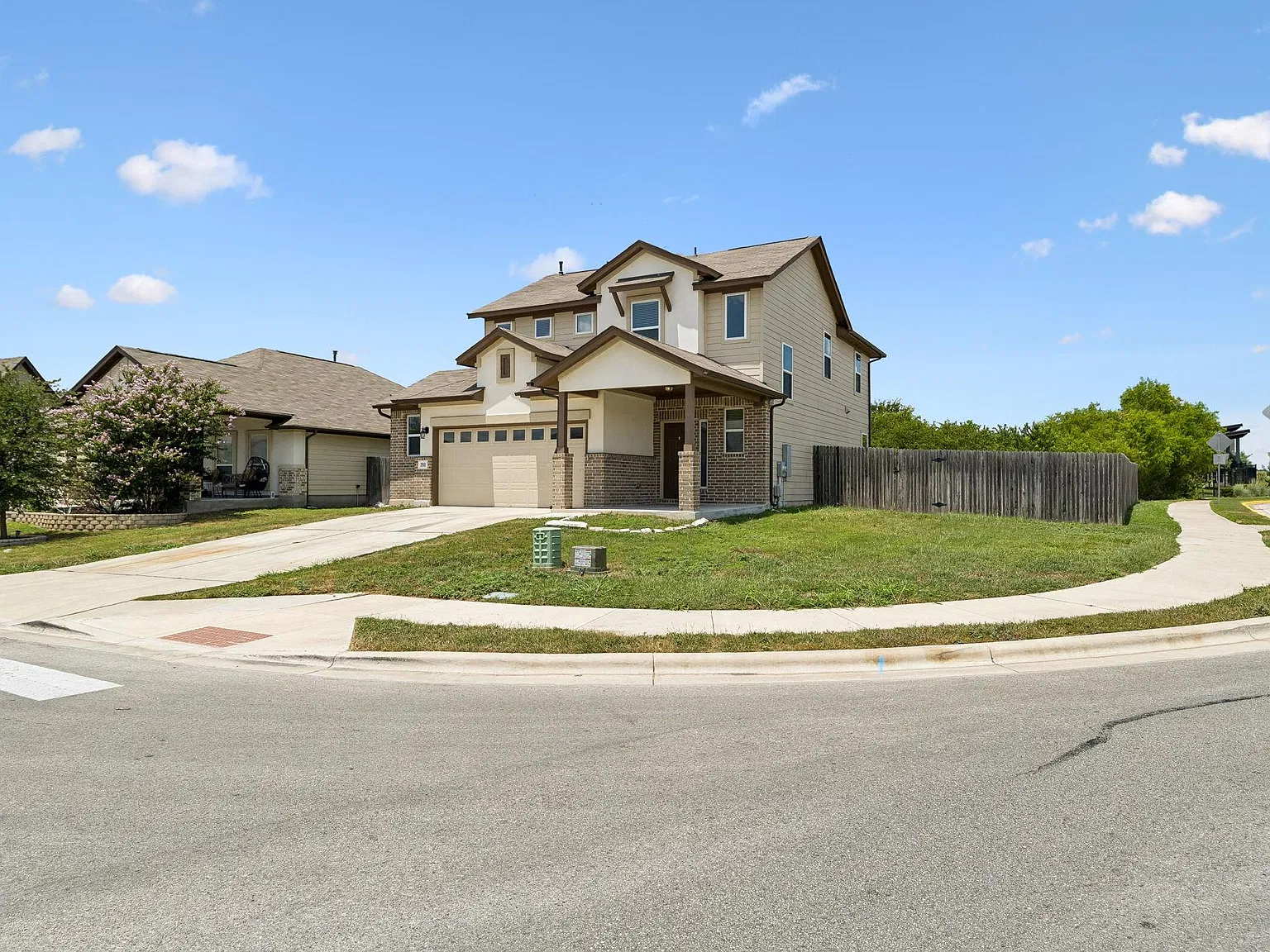 4 bed, 2.5 bath, 2042 sqft, $2,200 — Photo 2