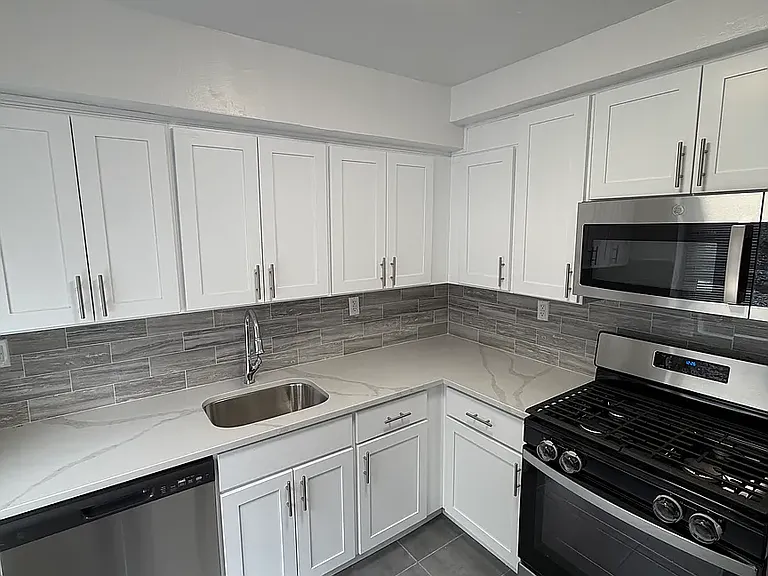 192-04D 71st Cres #L — Photo 2