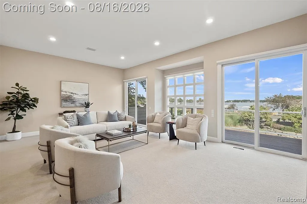 3 bed, 3.5 bath, 4444 sqft, $10,000 — Photo 4