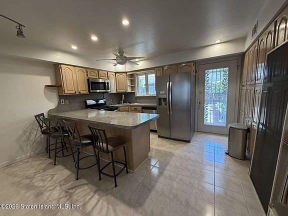 4th image of 35 Hirsch Ln