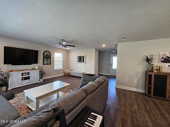 2nd image of 5402 Leeds Ln