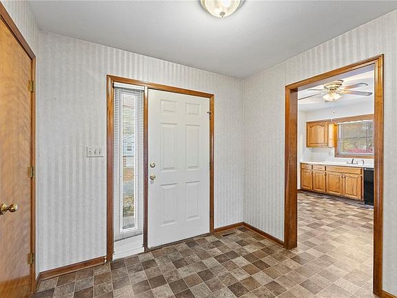 4th image of 313 SE Bristol Dr