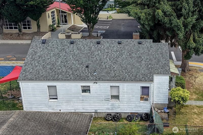 3rd image of 75 Williams Avenue S
