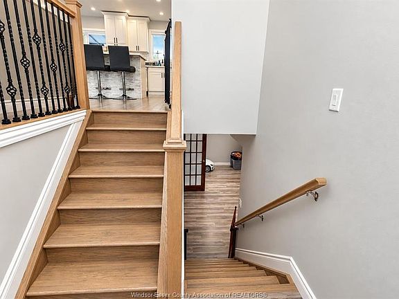 3rd image of 1035 Treverton Cres