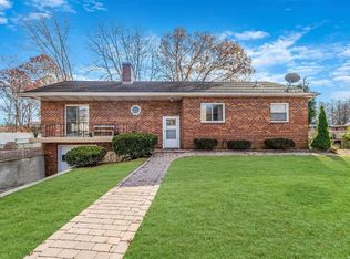 6 Pentmoor Dr, Mastic, NY 11950