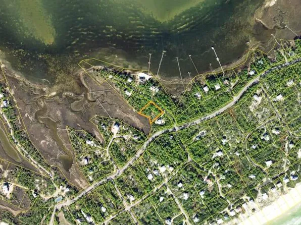 1443 Dove Ln, Eastpoint, FL 32328