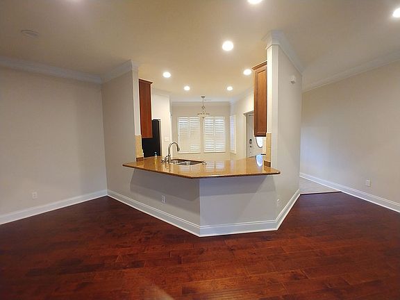 4th image of 565 Meadow Walk Ln
