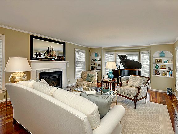 3rd image of 20916 Beaconsfield Blvd