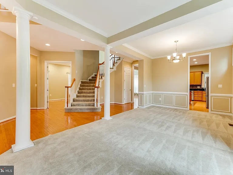 Grand Entrance to Living and Dining. 10' Ceiling height