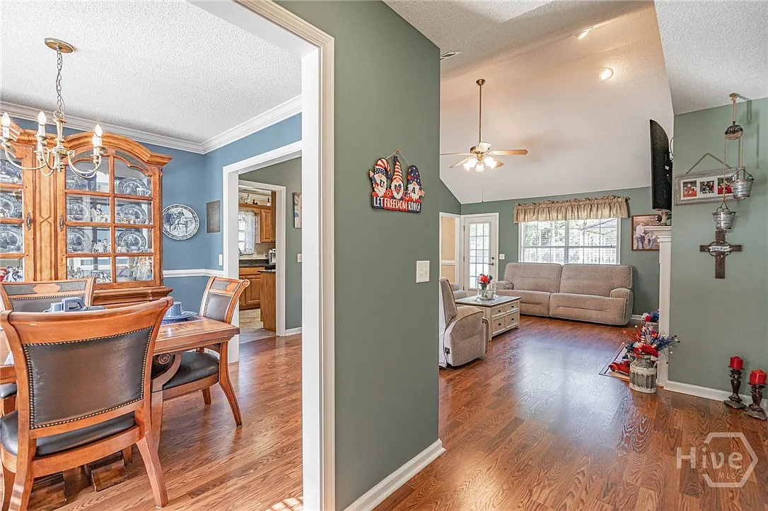 3 bed, 2.0 bath, 1564 sqft, $2,175 — Photo 4