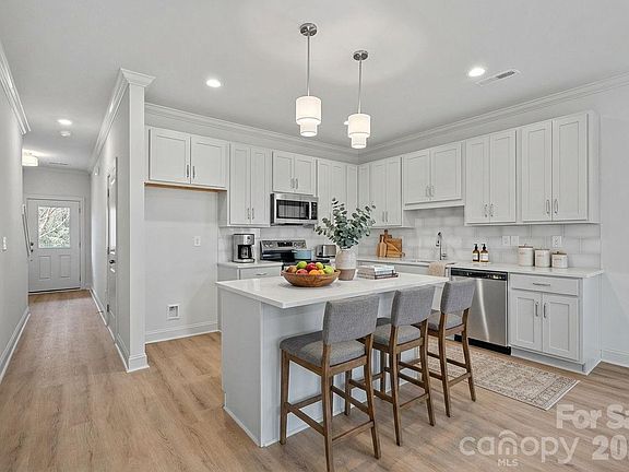 3rd image of 2916 Dogwood Ave