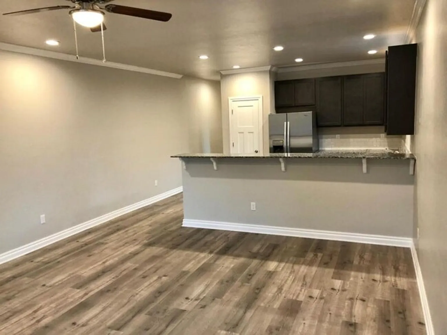 Preleasing - Aug 2027 - (5) Bed/(5) Bath Duplex Walking Distance To Campus! — Photo 3