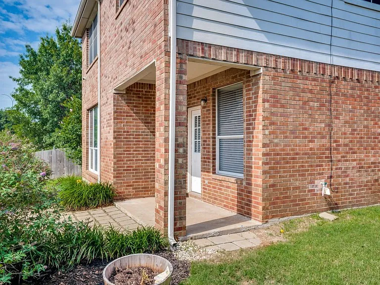 2737 Lynx Ln — Photo 25