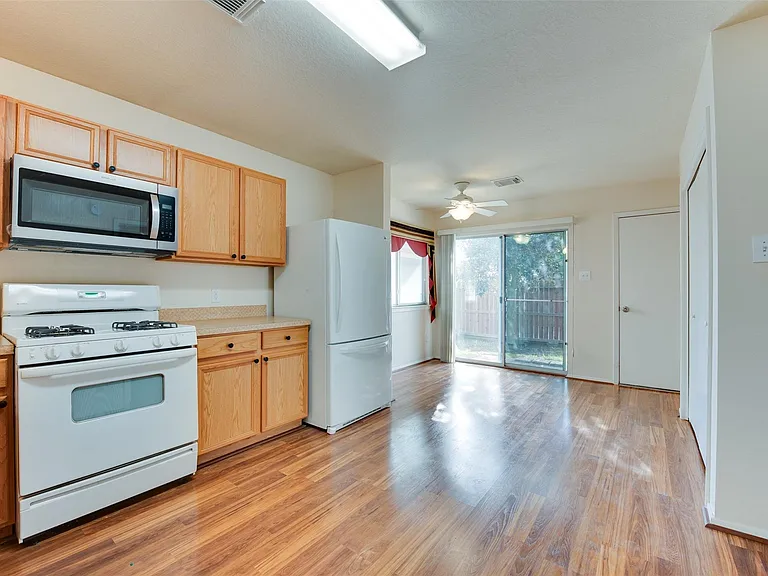 6129 Lone Prairie Way — Photo 8