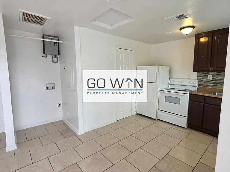 2440 E Monroe St — Photo 1