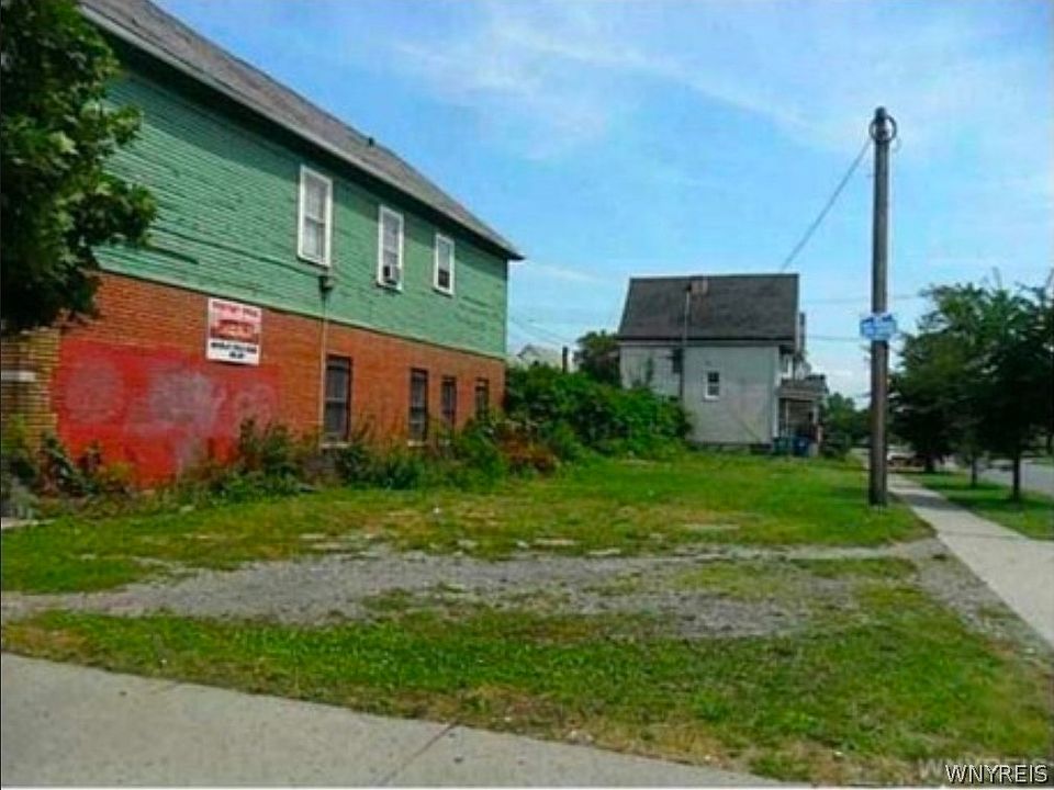 2nd image of 899 Niagara St #23