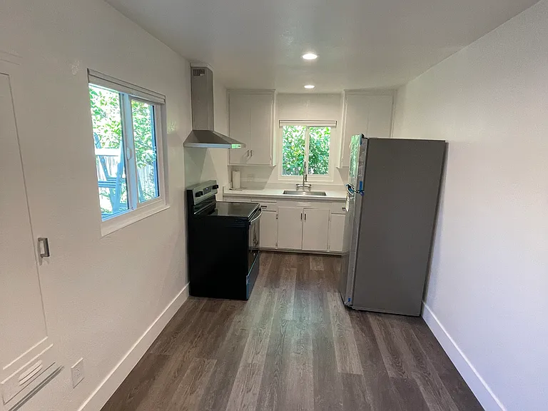 253 E 6th St — Photo 9
