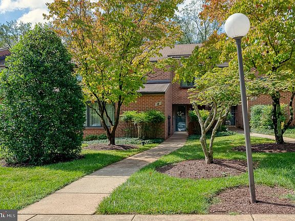 2nd image of 8 Oakhampton Dr