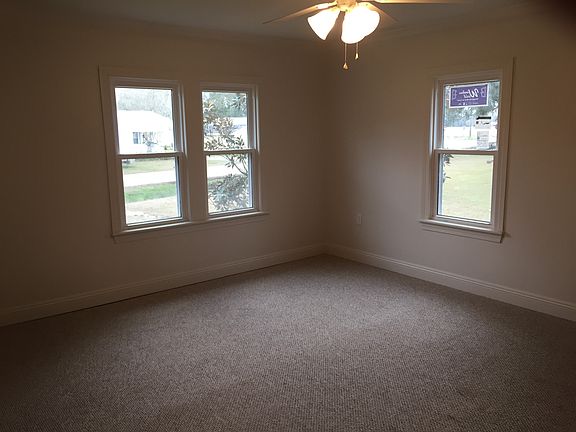 4th image of 109 E Valcourt St