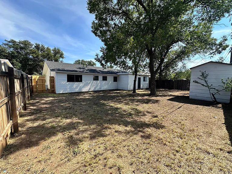 233 Robin Hood Trl — Photo 22