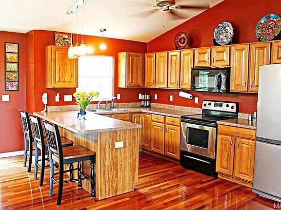 Kitchen perfect for entertaining with loads of cabinet and count