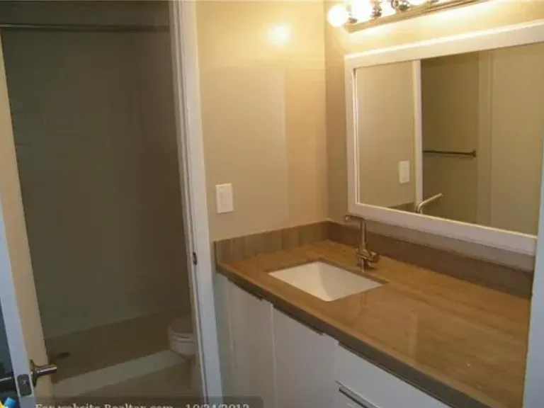 716 NW 92nd Ave — Photo 7