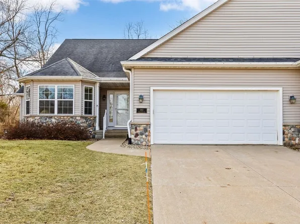3811 Willowbend Ct NE, Cedar Rapids, IA 52411