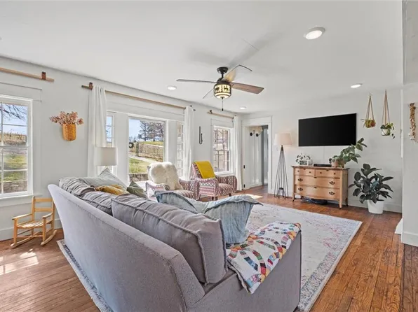 8148 Speaker Rd, Kansas City, KS 66111